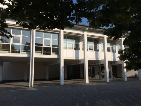 Eingang frontal - über dem Eingang im ersten Stock befinden sich die Büroräume des Lehrstuhls.