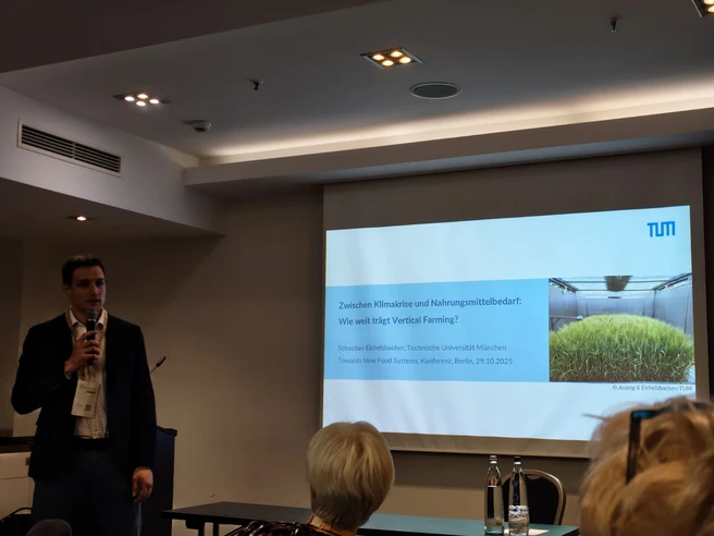 Sebastian Eichelsbacher präsentiert bei TNSF-Konferenz.